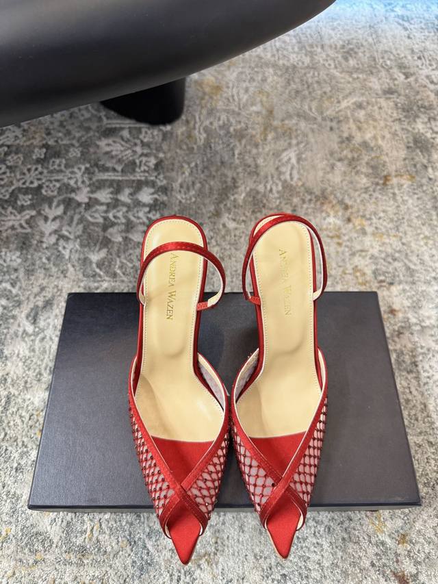 仙女版凉鞋，纯手工蕾丝折叠工艺，非常的美，上脚无敌了 DDD 进口 蕾丝＋钻石 DDD 内里 羊皮 DDD 鞋底 牛皮大底 DDD 优雅风格 创造不一样的感觉