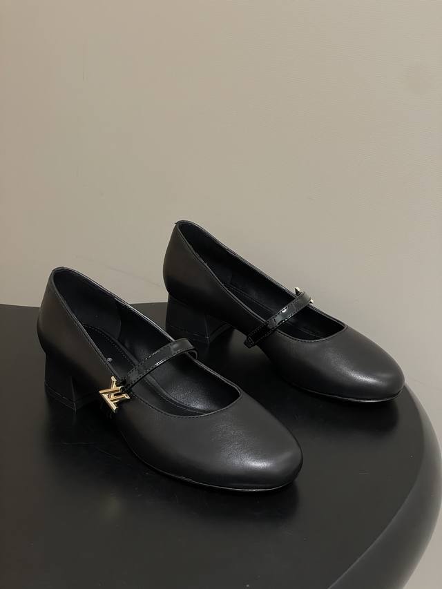 DDD 26Ss春夏新款Louis Vuitton Lv Romy高跟鞋系列最 小矮跟后空凉鞋 经典五金金属V扣玛丽珍鞋后空粗跟凉鞋字母标单鞋 DDD 本款Ro