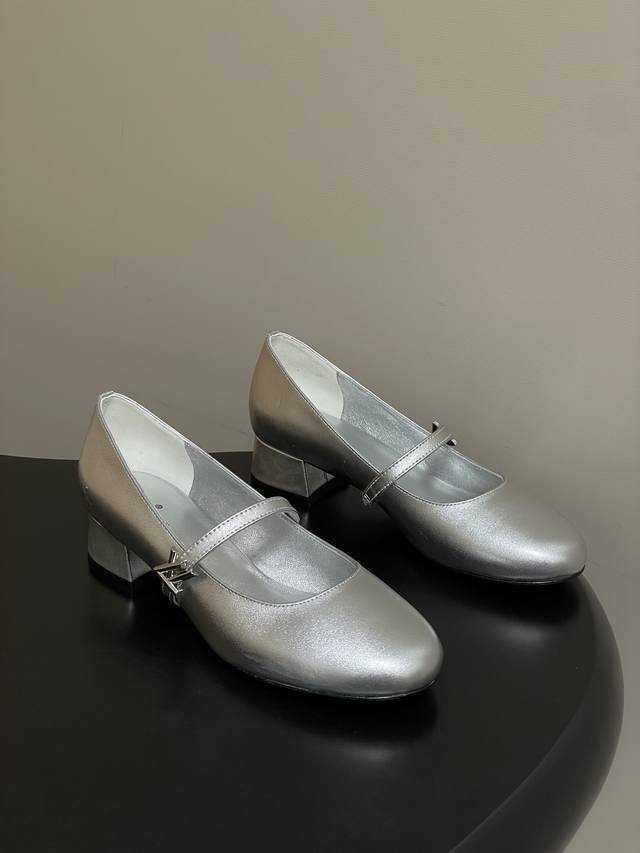 DDD 26Ss春夏新款Louis Vuitton Lv Romy高跟鞋系列最 小矮跟后空凉鞋 经典五金金属V扣玛丽珍鞋后空粗跟凉鞋字母标单鞋 DDD 本款Ro