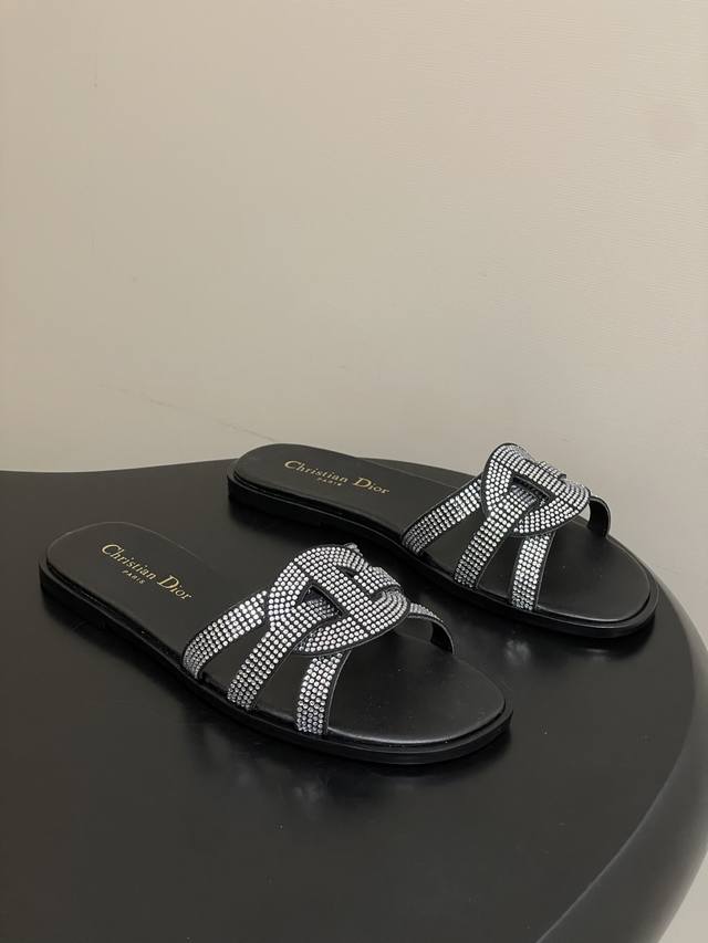 DDD 26Ss春夏新款Dior 迪奥D-Club水钻镂空叠层Cd交叉带凉拖鞋猪鼻子编织带平底拖鞋 DDD 这款 D-Club 凉拖是二零二五秋季系列新品，以简