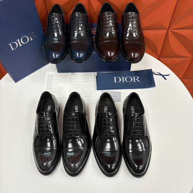 Cd新品 迪～奥 最新款男士正装鞋皮鞋，官方售价Rmb,500 这款Dior男士正装皮鞋是奢华质感与绅士格调的碰撞！ 三节头拼接设计！ 高奢品牌的精致工艺和现代