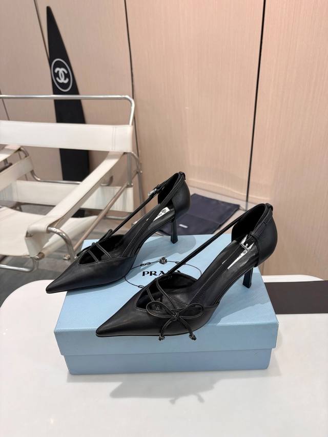 Prada 7.5Cm 尖头中空单鞋 DDD 早春造梦｜柔光已至 DDD 蝴蝶结邂逅 V 形鞋口 DDD 勾勒足尖优雅弧度 DDD 光影流转于进口混种羊皮 DD