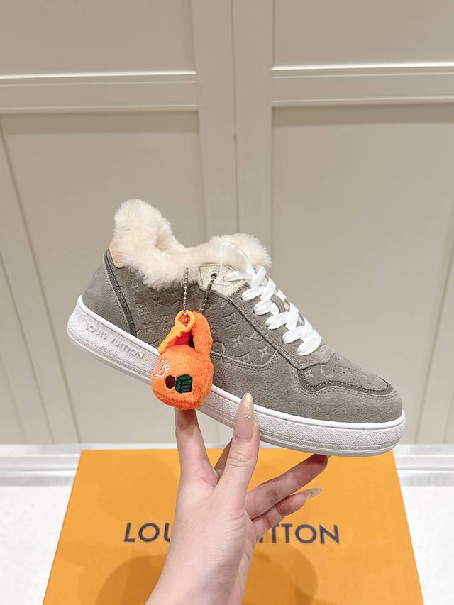 Lv情侣款滑板鞋，时尚小白鞋 DDD ｜挚爱限定 情侣羊毛小白鞋 DDD 柔软的羊毛内里冬日里把温暖裹在脚尖 DDD 搭配质感小牛皮与细腻压花面料 DDD 前绑