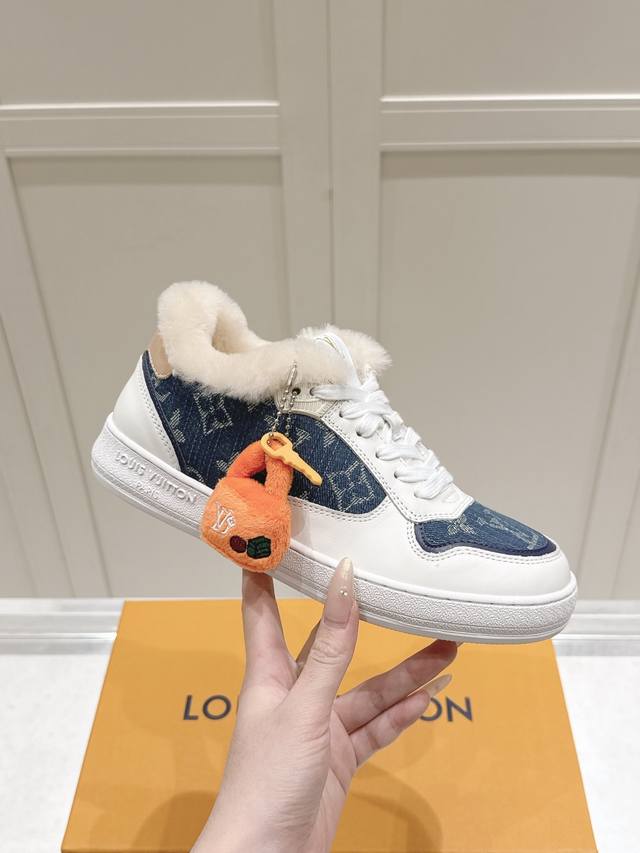 Lv情侣款滑板鞋，时尚小白鞋 DDD ｜挚爱限定 情侣羊毛小白鞋 DDD 柔软的羊毛内里冬日里把温暖裹在脚尖 DDD 搭配质感小牛皮与细腻压花面料 DDD 前绑