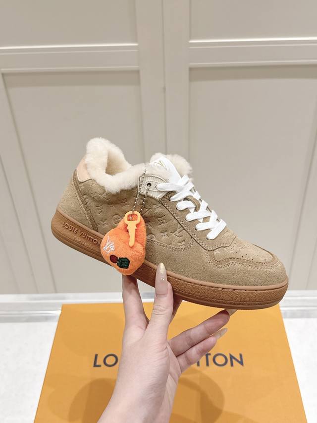 Lv情侣款滑板鞋，时尚小白鞋 DDD ｜挚爱限定 情侣羊毛小白鞋 DDD 柔软的羊毛内里冬日里把温暖裹在脚尖 DDD 搭配质感小牛皮与细腻压花面料 DDD 前绑
