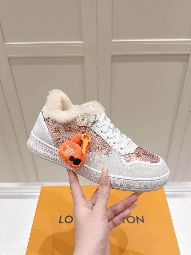Lv情侣款滑板鞋，时尚小白鞋 DDD ｜挚爱限定 情侣羊毛小白鞋 DDD 柔软的羊毛内里冬日里把温暖裹在脚尖 DDD 搭配质感小牛皮与细腻压花面料 DDD 前绑
