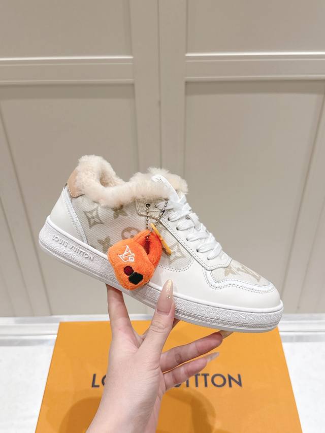 Lv情侣款滑板鞋，时尚小白鞋 DDD ｜挚爱限定 情侣羊毛小白鞋 DDD 柔软的羊毛内里冬日里把温暖裹在脚尖 DDD 搭配质感小牛皮与细腻压花面料 DDD 前绑