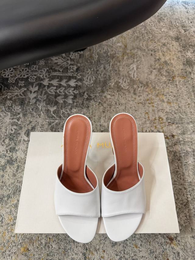 走秀时尚款， DDD ★面料 牛皮 DDD 内里 羊皮 DDD 鞋底 牛皮大底 原版注塑 DDD 优雅风格 创造不一样的感觉 DDD 跟高 10 Cm 专柜包装