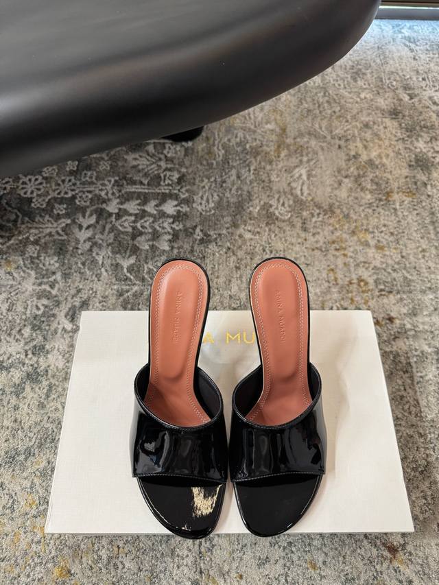 走秀时尚款， DDD ★面料 牛漆皮 DDD 内里 羊皮 DDD 鞋底 牛皮大底 原版注塑 DDD 优雅风格 创造不一样的感觉 DDD 跟高 10 Cm 专柜包