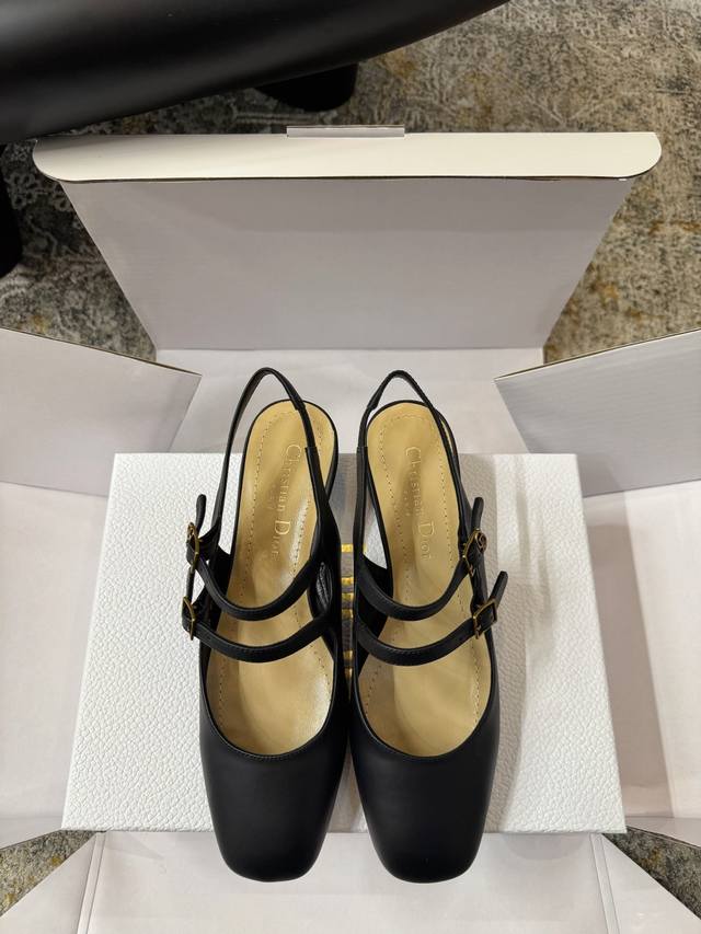 春夏新品 DDD 面料 牛皮 DDD 内里 羊皮 DDD 鞋底 透染牛皮底 DDD 优雅风格 创造不一样的感觉 DDD 跟高 4 Cm 专柜包装 自带飞机盒 D