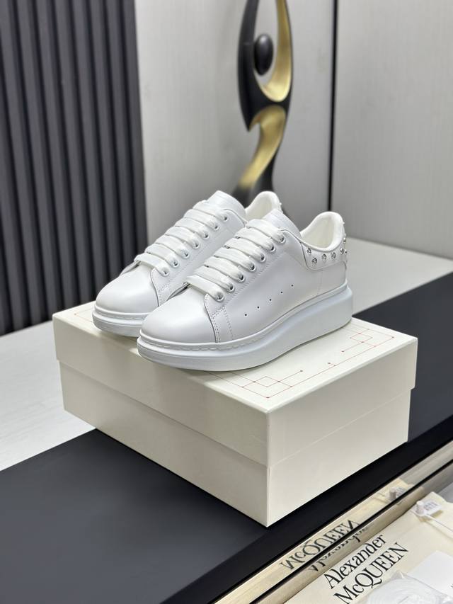 出厂￥ 莞产顶级版本 铆钉尾 全新升级经典麦坤小白鞋， DDD 连续4年做的麦昆此次升级 DDD 肯定会给你带来市场最高性价比Alexandermcqueen