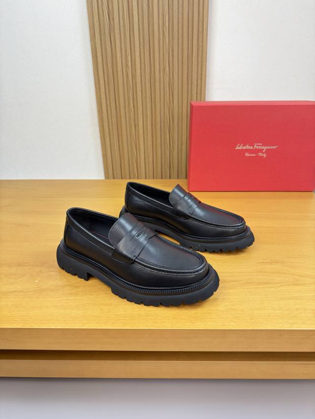 Ferragamo 菲拉格慕 DDD -高端品质 原单 正装皮鞋 DDD -鞋面：纳帕小牛皮、鞋丹.手工串缝马克线、品牌横担空压Logo装饰 DDD -内里：水