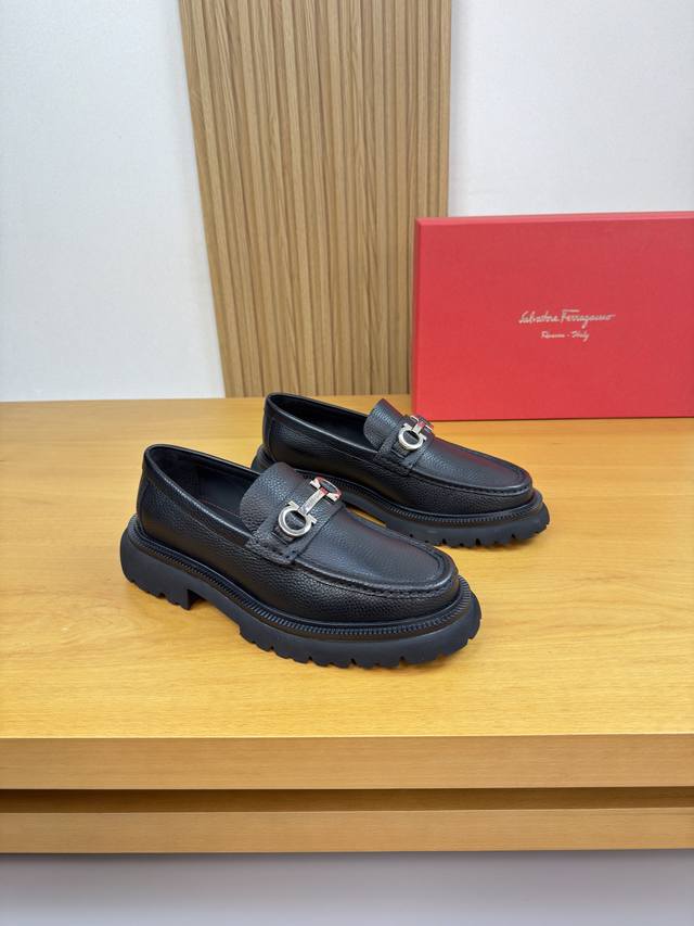 Ferragamo 菲拉格慕 DDD -高端品质 原单 正装皮鞋 DDD -鞋面：荔纹小牛皮、鞋丹.手工串缝马克线、品牌金属扣件横担装饰 DDD -内里：水染牛