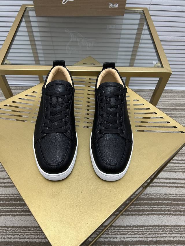 现货供应支持退换 出厂价P 。Christian Louboutin Cl红底鞋 专柜系列，情侣休闲板鞋 独家热款发布活动乳胶垫脚成品大底车线 女35-40#男