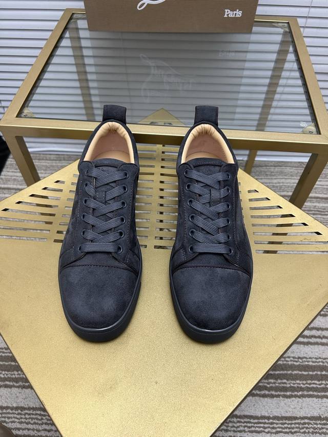 现货供应支持退换 出厂价P 。Christian Louboutin Cl红底鞋 专柜系列，情侣休闲板鞋 独家热款发布活动乳胶垫脚成品大底车线 女35-40#男