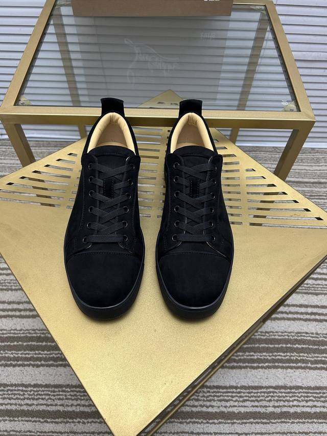 现货供应支持退换 出厂价P 。Christian Louboutin Cl红底鞋 专柜系列，情侣休闲板鞋 独家热款发布活动乳胶垫脚成品大底车线 女35-40#男