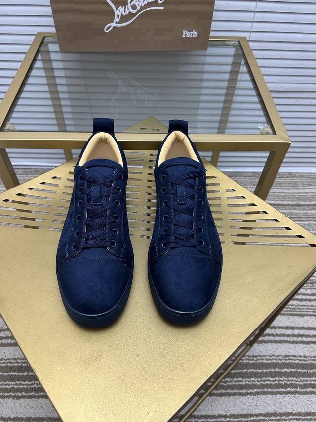 现货供应支持退换 出厂价P 。Christian Louboutin Cl红底鞋 专柜系列，情侣休闲板鞋 独家热款发布活动乳胶垫脚成品大底车线 女35-40#男