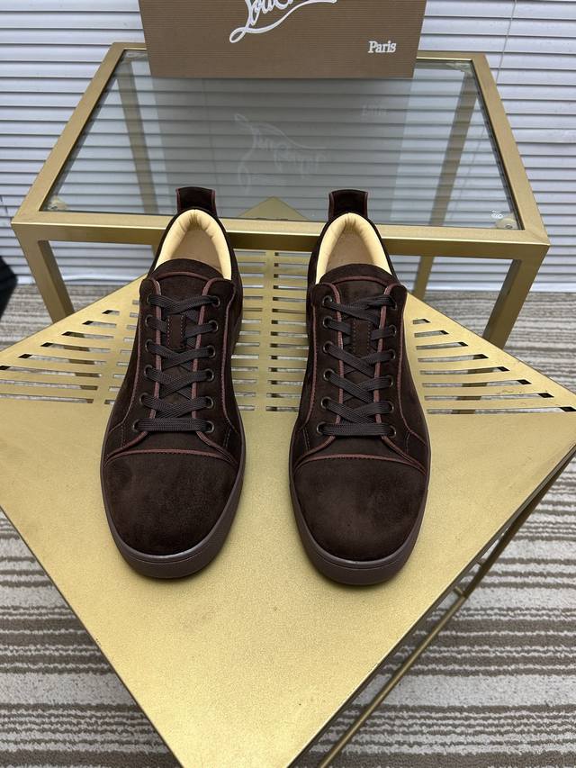 现货供应支持退换 出厂价P 。Christian Louboutin Cl红底鞋 专柜系列，情侣休闲板鞋 独家热款发布活动乳胶垫脚成品大底车线 女35-40#男