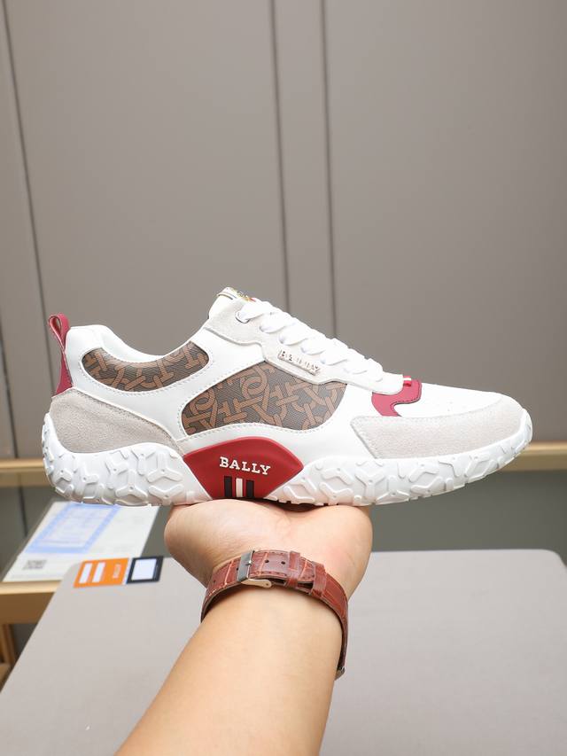 Bally 巴利新款休闲鞋，采用小牛皮拼接打造，糅合优雅风范与创新设计。大底外侧品牌Logo标志，摩登风范十足，鞋舌饰有品牌字母徽标，无不阐释品牌格调！羊里，私