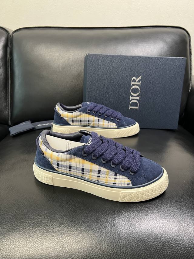 Dior 顶级工艺品 迪奥 专柜同步 原厂配置，意大利进口原版牛皮面料，透气舒适进口水染牛里垫，鞋底：原厂特供原版底超级舒适，原厂跟单货 可随意进出专柜，欢迎对