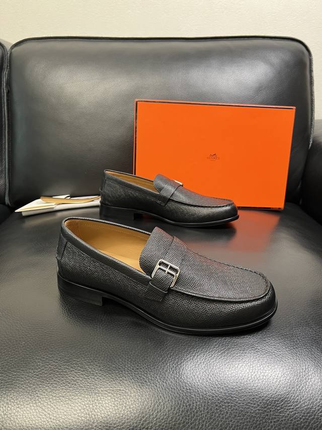 Hermes 高品质 顶级工艺品 爱马仕 专柜同步 原厂配置，意大利进口原版牛皮面料，透气舒适进口水染牛里垫，鞋底：原厂特供原版底超级舒适，原厂跟单货 可随意进