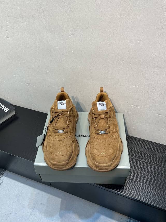 Balenciaga巴黎世家、情侣款 DDD Triple S Tape Type简直绝了 DDD 这款鞋设计来源于经典之最、潮流感直接拉满! DDD 独特设计 Balenciaga巴黎世家、情侣款 DDD Triple S Tape Type简直绝了 DDD 这款鞋设计来源于经典之最、潮流感直接拉满! DDD 独特设计