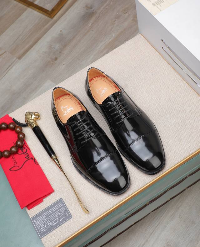 出厂价P 高端货 水染牛里 Cl 高端定制皮鞋 鞋面采用进口胎牛皮 相信从您见到它的第一眼起就会有眼前一亮的感觉 大气前卫已经不能完全诠释了它的优雅 Aaa级橡