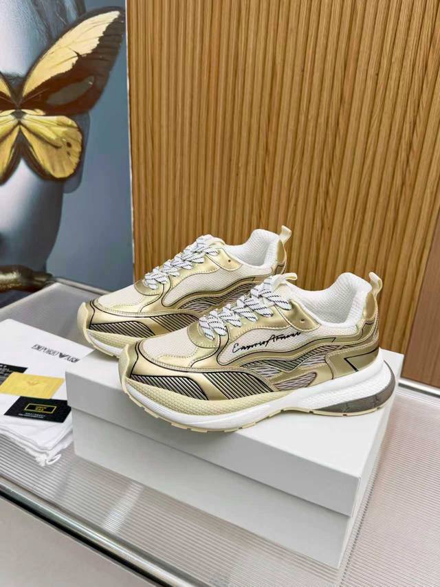 阿玛尼新款运动鞋，采用低帮系带设计，鞋面拼接增添视觉层次，细节处流露运动美学，日常穿着舒适活力，无论搭配运动装还是日常休闲，都能为整体造型注入轻盈活力，男码40