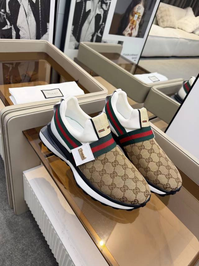 Gucci 男款 新款休闲运动鞋 标志性字母图案 搭配经典红绿织带，致敬品牌的不朽传承，低调又奢华，这个秋冬时尚搭配单品 男码：39-45 DDD