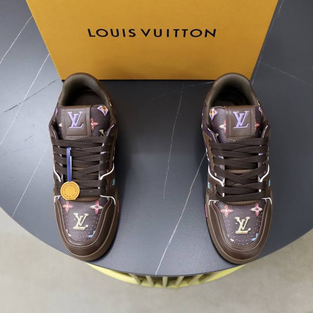 出厂价Pp： 顶级版 最新Lv～路易威登 By Virgin Abloh最好看的运动鞋，驴牌力推新品， DDD 官网限定款复古篮球运动鞋！ DDD 高帮低帮均花