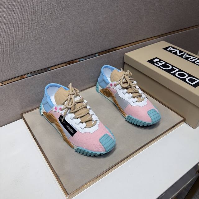 出厂价Pp Dg～ 情侣装休闲鞋 2026Z柜同步发售 码数:35-44 # 1个颜色鞋面选用多材质拼接网布内里，舒适透气，鞋底：原版舒适耐磨大底，实物拍摄实物