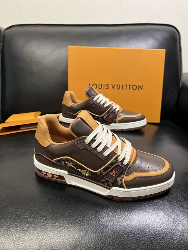 Lv 高品质 顶级工艺品 路易威登，专柜同步原厂配置，鞋面意大利进口，高品质拼接缤纷色彩复杂工艺品，进口牛皮里垫柔软舒适，鞋底：原厂特供原版底，Tpu独家活动成