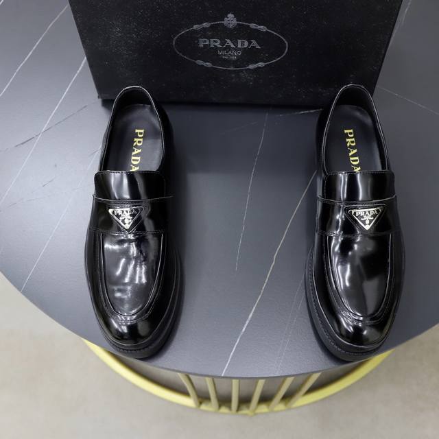 出厂价P 牛里 DDD 品牌：普拉达Prada DDD 尺码：38-44 45可定制 DDD 等级： 专柜经典款 DDD 材料： 原版软牛皮鞋面 舒适牛皮内里