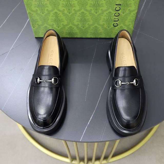 出厂价P 牛里 DDD 品牌：古奇Gucci DDD 尺码：38-44 45可定制 DDD 等级： 专柜经典款 DDD 材料： 原版软牛皮鞋面 舒适牛皮内里 原