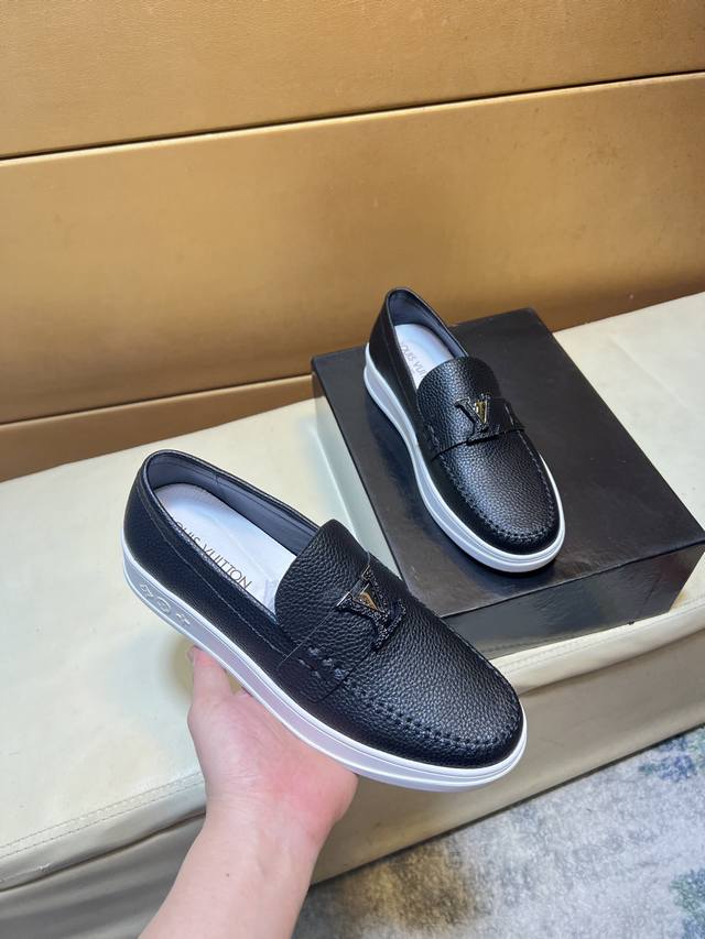 路易威登 香港原单品质豆豆鞋。精湛工艺 高端精品男士休闲款 懒人套脚乐福款 此款面料采用进口顶级意大利原版真皮牛里 里更为高档 原版防滑耐磨橡胶大底驾车唯一选择