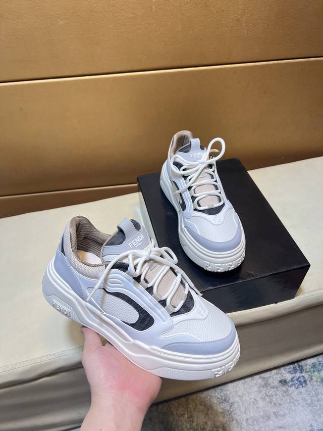 官网同步，独家首发 芬迪 独特现代风运动鞋。专柜代购休闲鞋 意大利进口原版透气飞织网面 拒绝脱色磨脚 鞋底：原厂特供原版底，超酷 法国懒人风格设计 原单品质 超