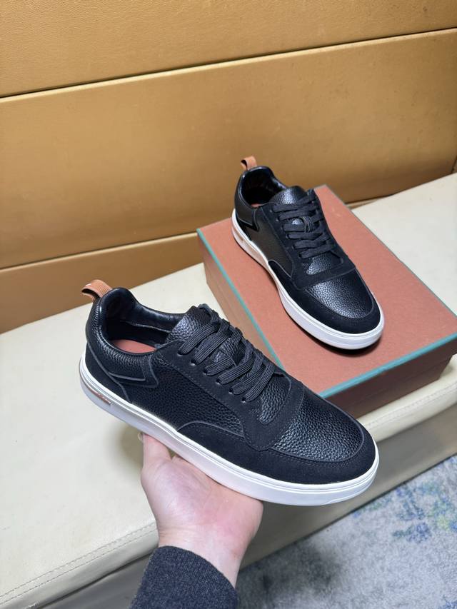 Bc新品 Brunello Cucinell* 低帮运动鞋 官方售价Rmb,000 经典纱线激发了这款运动鞋的精致与运动品味。高丝光牛反绒鞋面极致轻盈且富有弹性