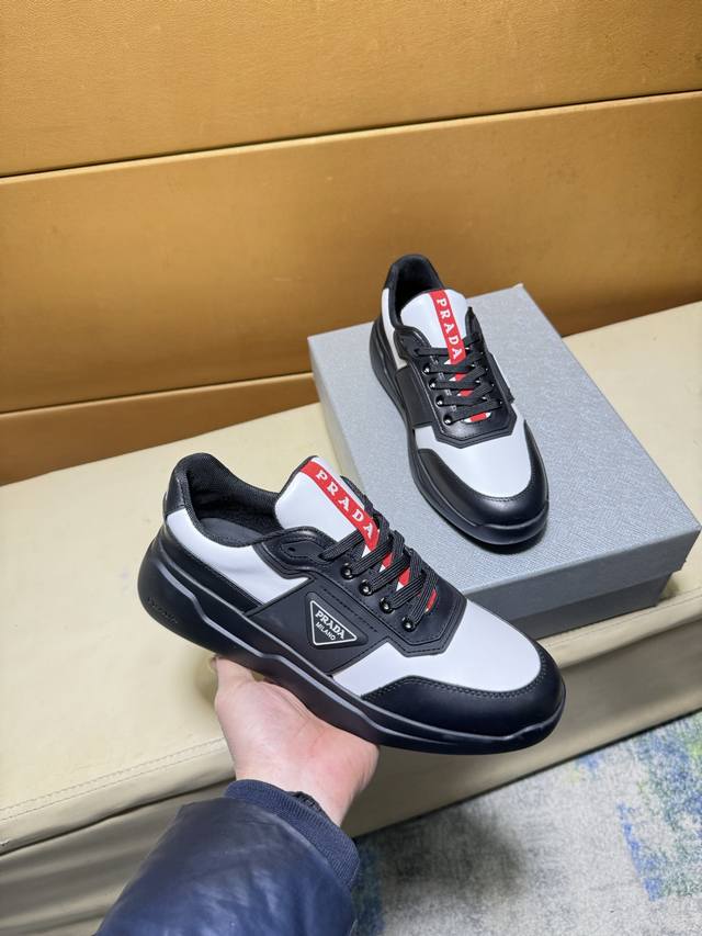 Prada 经典原单版本 普拉达：顶级代购男士最新专柜同步发售，意大利进口优质原版：品牌丝绸小牛皮 鞋身高周波品牌Logo 品牌高丝光帆布布匹 鞋舌丝印品牌Lo