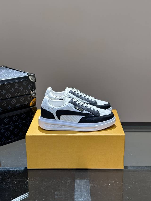 Ouis *Uitto* X Nike 联名男士低帮休闲运动鞋，采用头层牛皮面料打造，侧身联名Logo装饰，后侧鞋口和鞋跟处均带有品牌标志性细节，提升格调。时尚