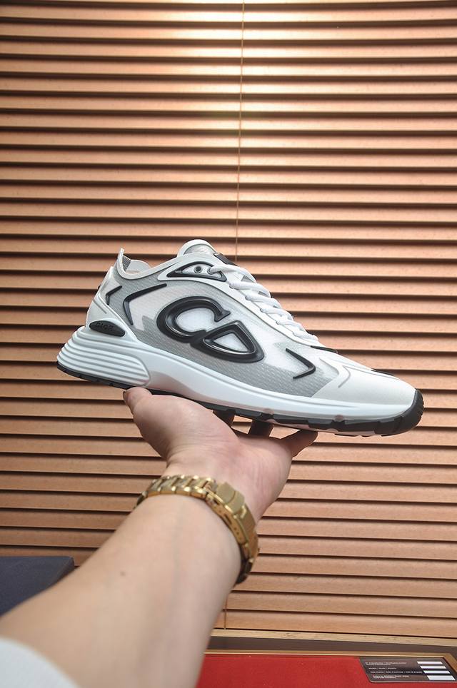 出厂价Pp： 顶级原单 DDD 品牌：Dior 迪奥 DDD 标准码：男码38-44 45定制 DDD 等级：官网同款 DDD 材料：顶级原版牛皮拼接而成 原版