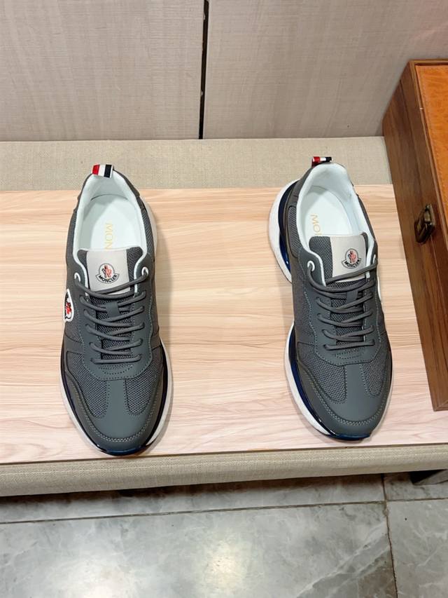 新款: 厂价 范思哲Versce* 最新爆款休闲鞋，顶端品牌 奢侈～代购，顶级～质量。 鞋面選用进口透气牛皮搭配布材质透气羊皮垫脚 精细做工。原版个性时尚柔软橡