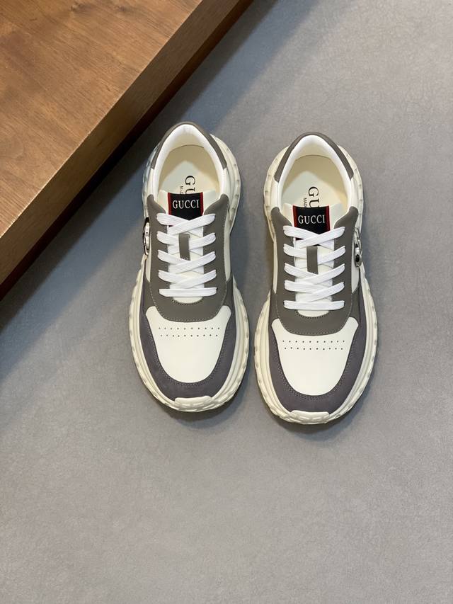 Gucci Rhyton系列运动鞋，牛皮拼接，经典双G金属标志+红绿织带，品牌感满满。厚底橡胶鞋底，缓震舒适，适合日常穿搭或轻运动。鞋面透气，脚感好，黑色百搭又