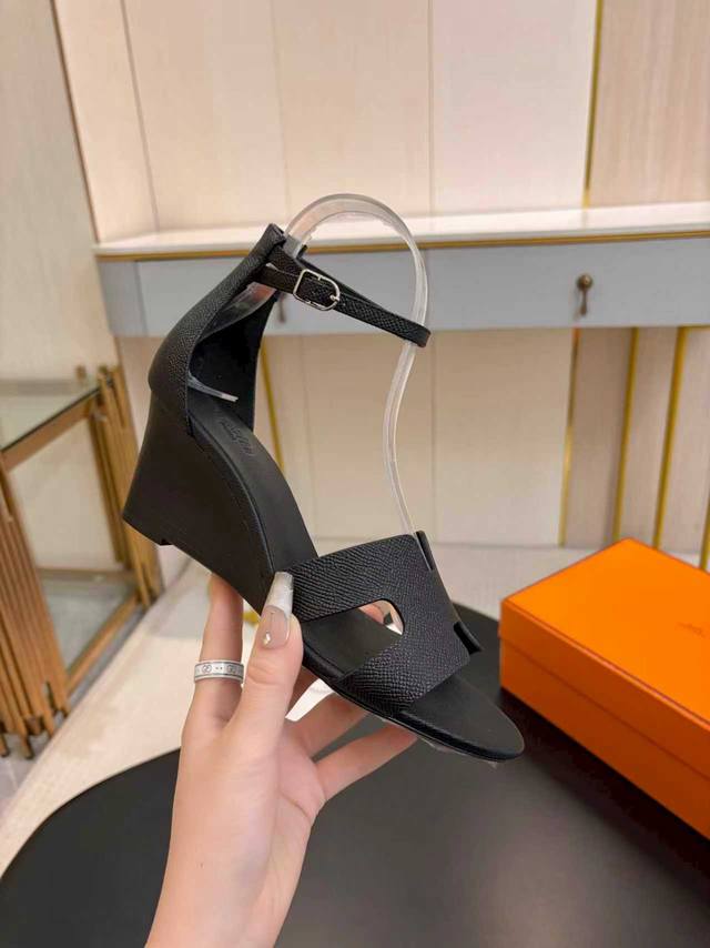 将经典延续 HermèS 坡跟凉鞋新配色 DDD 爱马仕的坡跟凉鞋是我见过最简约最耐看最有气质的！！！任何风格都能Hold住，7Cm高度轻松驾驭，每个颜色都有她