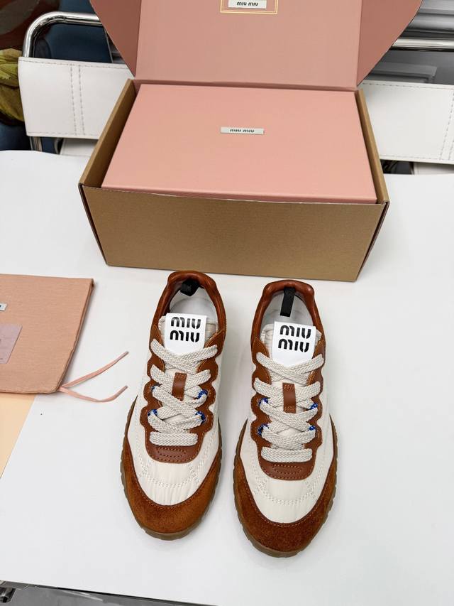 Miu Miu 25Ss 春夏新款走秀Miumiu 德训 休闲鞋秀场工艺来自Miu Miu系列的细节特写 新季的潮流此刻挚爱的概念，多元对撞，传达现代风格~ 怎