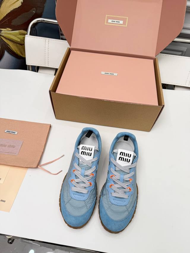 Miu Miu 26Ss 春夏新款走秀Miumiu 德训 休闲鞋秀场工艺来自Miu Miu系列的细节特写 新季的潮流此刻挚爱的概念，多元对撞，传达现代风格~ 怎