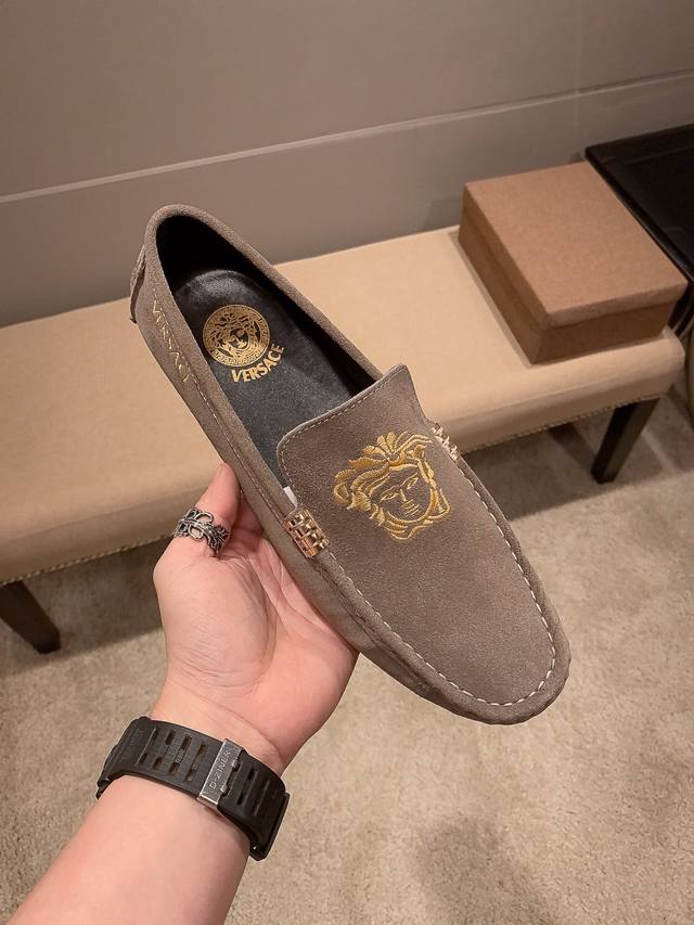 官方新款+爆款，品牌范思哲，时尚界的佼佼者， 一个美人头像之秀 ，吸引众多绅士、名流她的特点就是传达既野又悍的意式性感，自从问世以来她在世界时尚界的名流粉丝人数