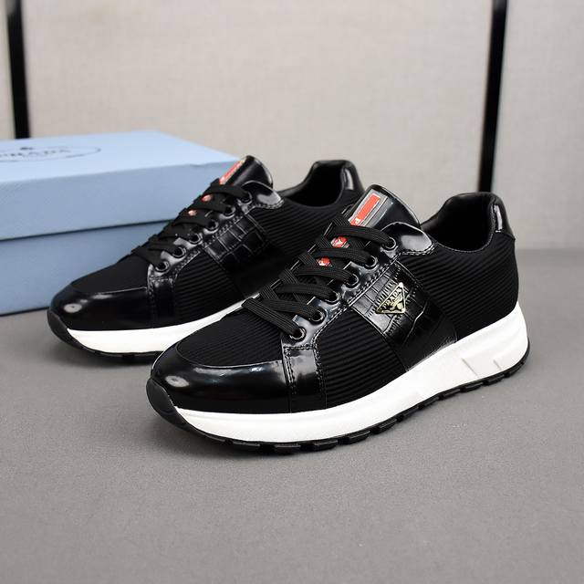 Prada 普拉达 Prax男士系列休闲运动鞋 DDD Prax运动鞋将风格与舒适融为一体，独特的运动设计由精致的材质和细节定义。时尚休闲百搭，外侧饰以涂珐琅三