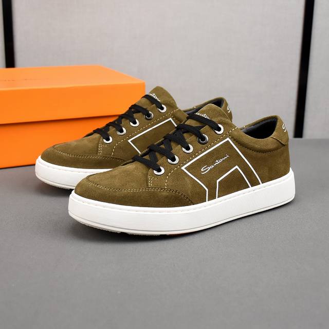 Santoni 圣东尼 意大利男士手工休闲鞋出货！这个意大利纯手工鞋履品牌的每一双鞋设计简洁经典，上脚非常舒适百搭！ 用“新贵”来形容意大利鞋履品牌Santon