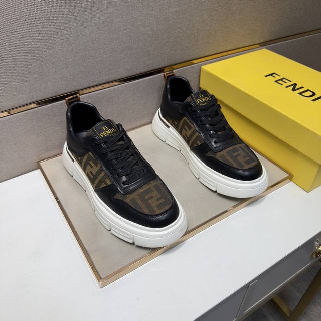 出厂价Pp 迪奥～ 男士休闲鞋 2026Z柜同步发售 码数:38-44 # 3个颜色鞋面选用多材质拼接真皮内里，舒适透气，鞋底：原版舒适耐磨大底，实物拍摄实物更