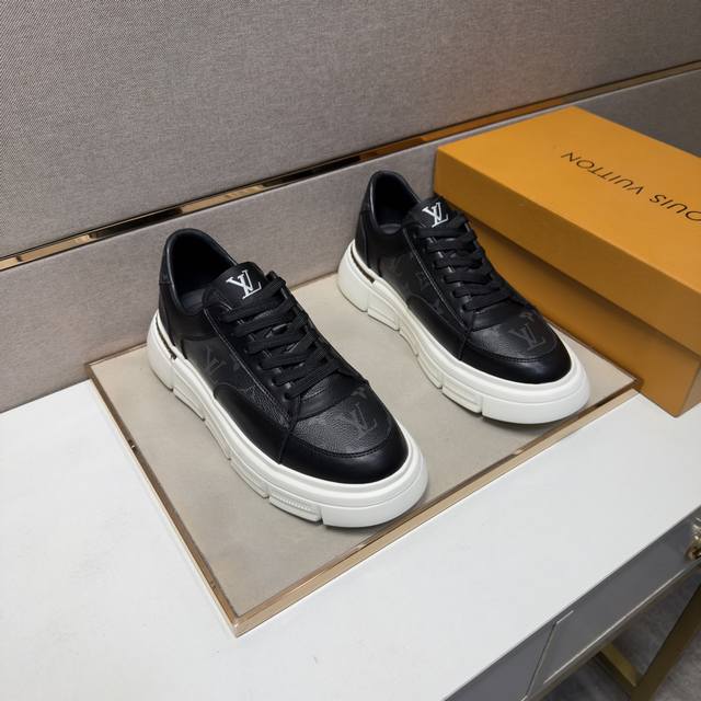 出厂价Pp Lv～ 男士休闲鞋 2026Z柜同步发售 码数:38-44 # 2个颜色鞋面选用多材质拼接真皮内里，舒适透气，鞋底：原版舒适耐磨大底，实物拍摄实物更